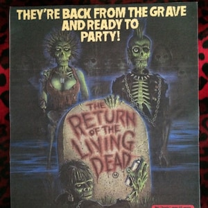 Puede incluir: Un cartel de película para la película "El Regreso de los Muertos Vivientes". El cartel presenta una lápida con el título de la película y tres personajes zombies. El cartel está ambientado en un fondo oscuro y sombrío. El texto del cartel dice "¡Han vuelto de la tumba y están listos para la fiesta!" y "Ningún 'cuerpo' mayor de 15 años será admitido a menos que lleve un certificado que demuestre que está sano. Trae a tu mejor amigo zombie a la fiesta."