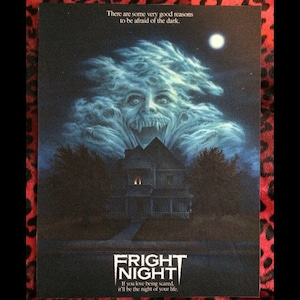 Könnte beinhalten: Ein Filmplakat für den Horrorfilm Fright Night. Das Plakat zeigt eine dunkle, stürmische Nachtszene mit einem Haus im Vordergrund und einem monströsen Gesicht in den Wolken darüber. Der Text auf dem Plakat lautet: "Es gibt einige sehr gute Gründe, sich vor der Dunkelheit zu fürchten." und "Fright Night. Wenn du es liebst, Angst zu haben, wird es die Nacht deines Lebens sein."