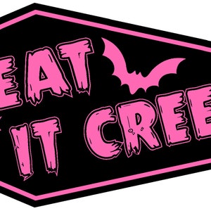 Könnte beinhalten: Ein rosa und schwarzes Halloween-Schild in Form eines Sarges mit Fledermäusen. Das Schild lautet "Beat It Creep!"