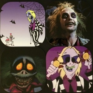 Könnte beinhalten: Satz mit vier quadratischen Untersetzern mit verschiedenen Illustrationen des Charakters Beetlejuice aus dem Film Beetlejuice. Die Untersetzer sind auf weißem Hintergrund mit schwarz-weißen Streifen gedruckt.