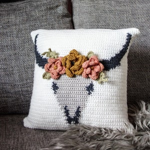 Cuscino teschio di toro schema all'uncinetto, decorazione floreale boho, decorazione western, decorazione rustica da fattoria, download immediato, schema all'uncinetto facile