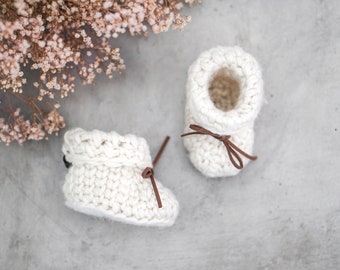 Crocheted Baby booties, baby girl and boy shoes, newborn gift, preemie outfit