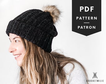 Modello per berretto morbido all'uncinetto: berretto con pompon effetto maglia (download PDF)