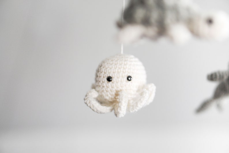 Baby Mobile Sleeping under the sea neutral Kinderzimmer Babyparty Geschenk Gestricktes Baby mobile Wolle Krippe Bild 7