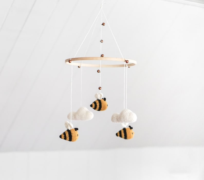 Mobile pour bébé Joyeuses petites abeilles chambre de bebe theme nature unisexe neutre nuages cadeau bebe laine tricot image 2