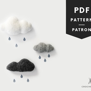 Puede incluir: Patrón PDF para tejer nubes en blanco, gris y negro con gotas de lluvia. El patrón está disponible para descargar. El logotipo de Crochetmiilie está en la esquina inferior derecha.