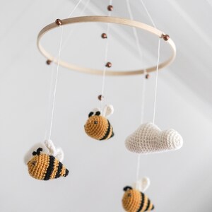 Mobile pour bébé Joyeuses petites abeilles chambre de bebe theme nature unisexe neutre nuages cadeau bebe laine tricot image 4