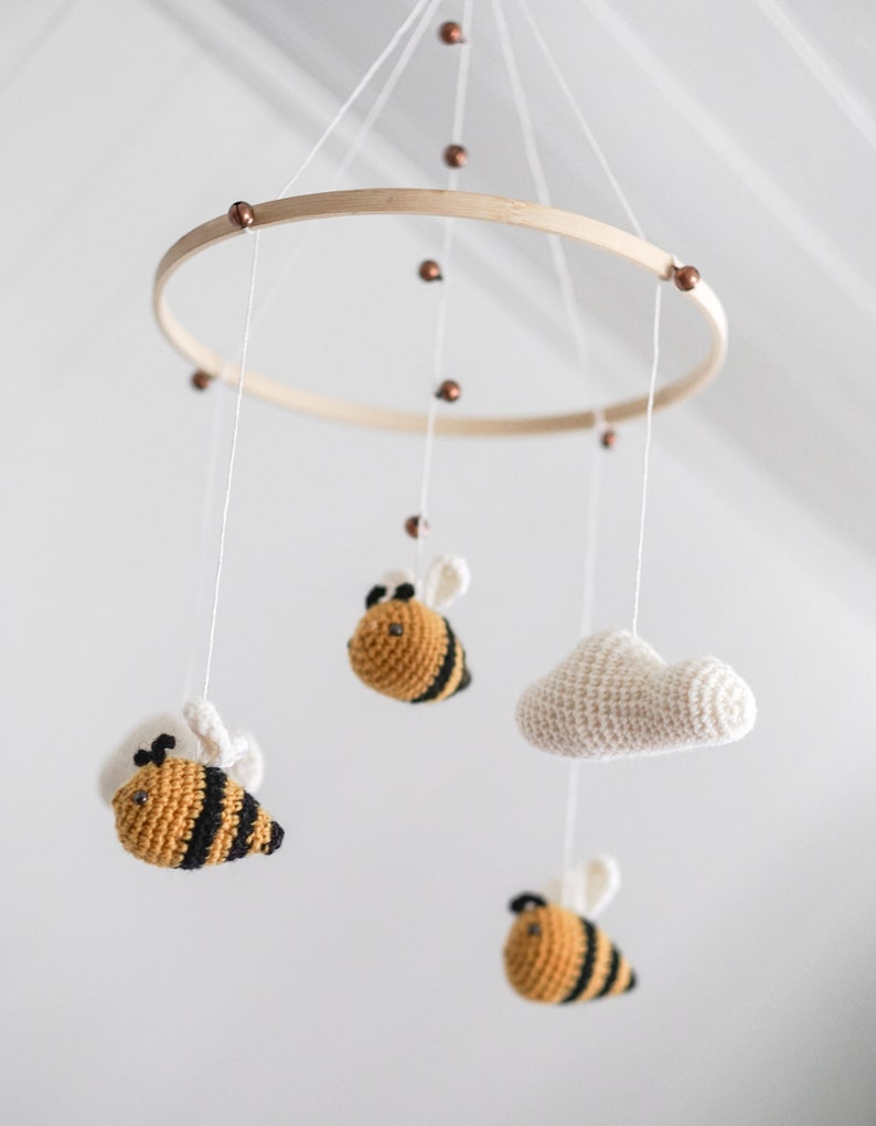 Mobile pour bébé Joyeuses petites abeilles chambre de bebe theme nature unisexe neutre nuages cadeau bebe laine tricot image 4