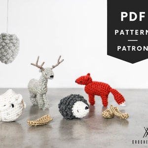 Puede incluir: Un patrón PDF para tejer al crochet un conjunto de juguetes amigurumi de animales del bosque, que incluye un ciervo, un zorro, un búho, un erizo y una piña. El patrón está disponible en inglés y francés.