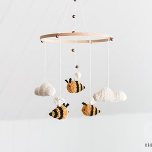 Mobile pour bébé Joyeuses petites abeilles chambre de bebe theme nature unisexe neutre nuages cadeau bebe laine tricot image 1