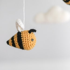 Mobile pour bébé Joyeuses petites abeilles chambre de bebe theme nature unisexe neutre nuages cadeau bebe laine tricot image 6