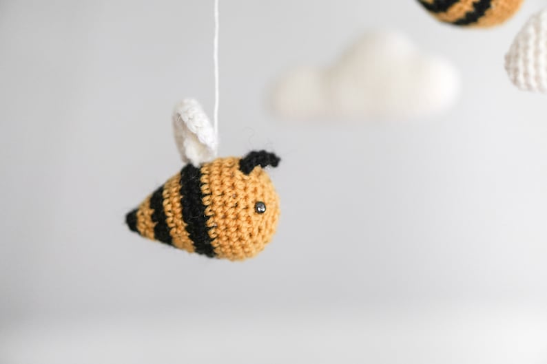 Mobile pour bébé Joyeuses petites abeilles chambre de bebe theme nature unisexe neutre nuages cadeau bebe laine tricot image 6