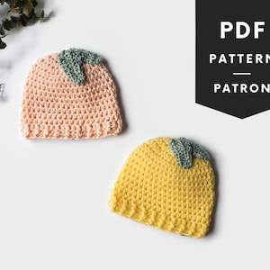 Pode incluir: Dois chapéus de crochê, um pêssego e outro amarelo, com folhas verdes no topo. PDF PATTERN PATRON está escrito em texto preto sobre fundo preto.