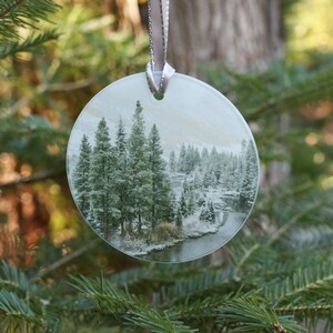 Snowy Evergreen 3.5&quot; Ornement circulaire avec boîte-cadeau