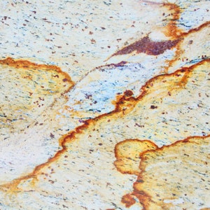 Puede incluir: Primer plano de una encimera de granito de color marr&oacute;n claro, beige y &oacute;xido con un patr&oacute;n de remolino.