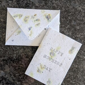 Tarjeta del Día de la Madre, hecha a mano y personalizable, Pétalos de Larkspur