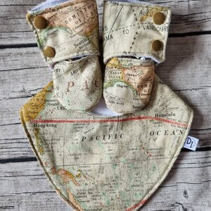Ensemble bavoir et chaussons sur le thème de la carte du monde, ensemble de voyage printanier pour baby shower, cadeau pour nouveau-né, ensemble cadeau unique avec impression de carte vintage