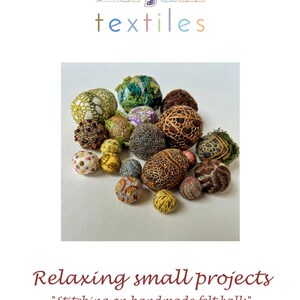 Pu&ograve; includere: Una collezione di piccole sfere di feltro fatte a mano in vari colori e motivi, tra cui marrone, verde, giallo e bianco. Le sfere sono disposte in un mucchio su una superficie bianca. Il testo "Relaxing small projects" e "Stitching on handmade felt balls" &egrave; visibile sotto il mucchio di sfere.