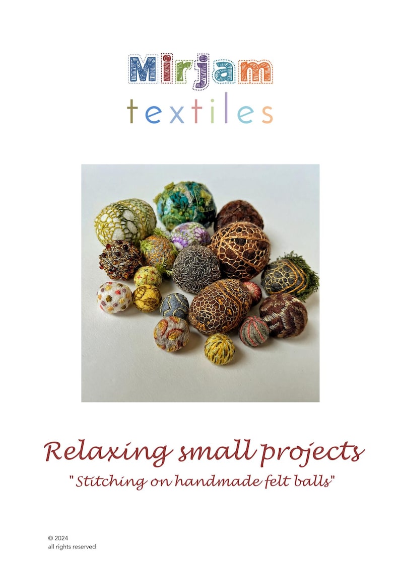 Pu&ograve; includere: Una collezione di piccole sfere di feltro fatte a mano in vari colori e motivi, tra cui marrone, verde, giallo e bianco. Le sfere sono disposte in un mucchio su una superficie bianca. Il testo "Relaxing small projects" e "Stitching on handmade felt balls" &egrave; visibile sotto il mucchio di sfere.