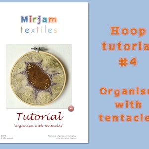 Könnte beinhalten: Eine Stickanleitung für einen Stickrahmen mit dem Titel "Organismus mit Tentakeln" mit einer Nahaufnahme des fertigen Stickbildes. Die Stickerei ist ein brauner und gelber Organismus mit violetten Tentakeln auf weißem Hintergrund.