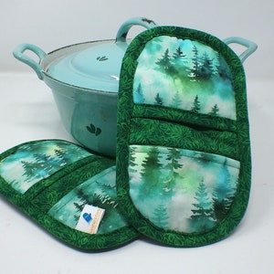 Clam Shell Potholder: Winter Pine Tree Kitchen Mitt with Magnet