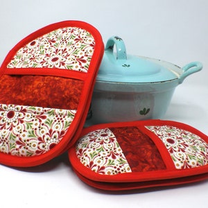 Clam Shell Shaped Potholder, microwave kitchen mitts, apartment cooking upcycled for your handmade kitchen - Christmas floral, hidden magnet