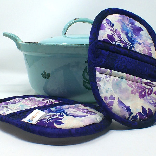 Clam Shell Shaped Potholder, microwave kitchen mitts for your handmade kitchen - purple floral wreath w/ celtic knotwork, hidden magnet
