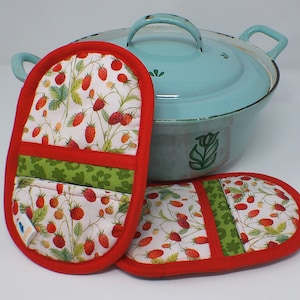 Clam Shell Shaped Potholder, microwave kitchen mitts for your handmade kitchen -hidden magnet - wild strawberries