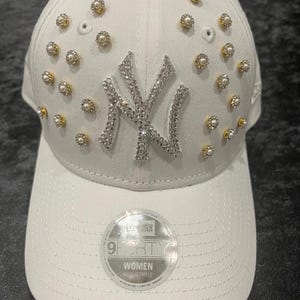NY Yankees White PEARL Bling Hat Hand Jeweled with SWAROVSKI Crystals New York Rhinestone Flower Cap