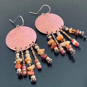 Boucles d'oreilles tribales pendantes en cuivre gravé à l'acide et en émail