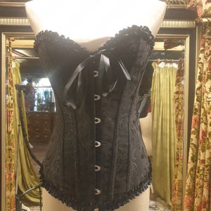 Lace balconette corset with straps in Black for