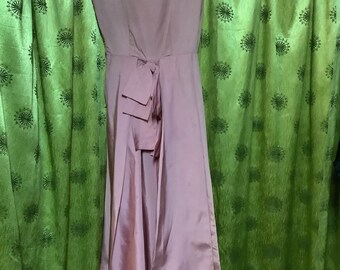 Robe en soie rose idéale pour l'été