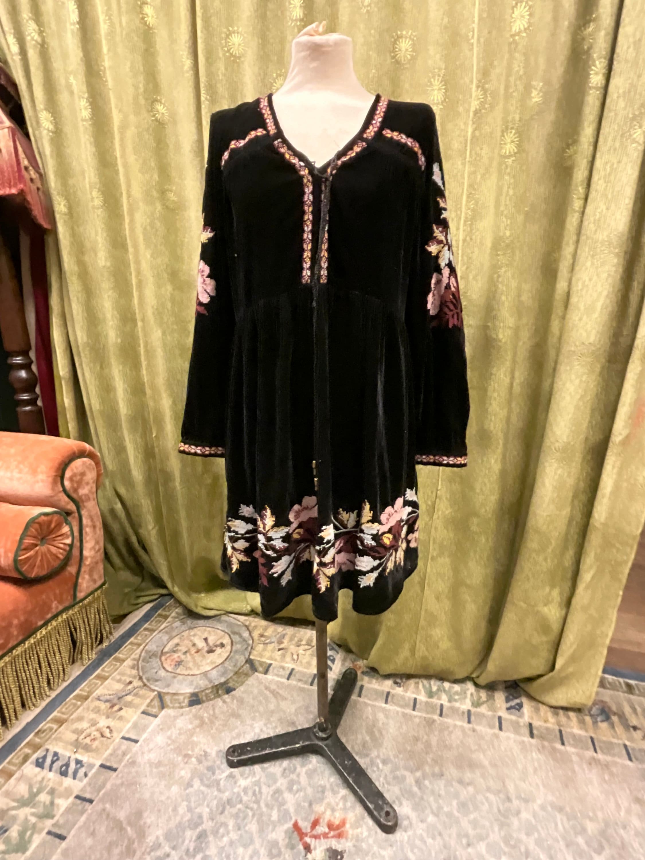 zara velvet embroidered dress Virgen de Guadalupe dress for women, virgin mary dress, embroidered dr –  MEXICANITA-HANDMADE main image 1