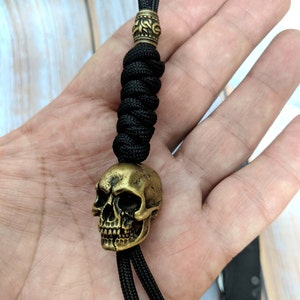 Schedel sleutelhanger, paracord sleutelhanger, messing kralen, lanyard, paracord kralen, sleutelhanger, lanyard accessoires, gotische stijl, schedelkraal.