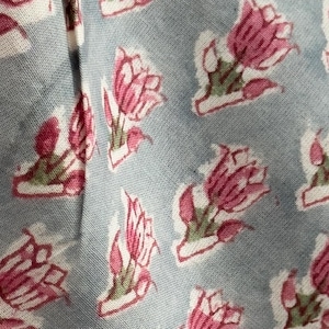 Tessuto di cotone con stampa a blocchi indiani: motivo grigio chiaro e rosa, larghezza 44&quot; - tagliato su misura