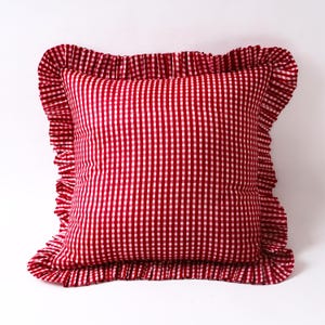 Rött kuddfodral med volangkant, handtryckt bomullskuddfodral, lantlig inredning, örngott i lantlig stil, prydnadskuddfodral