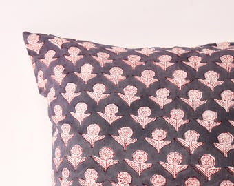 Funda de cojín con estampado floral en gris: almohada de algodón hecha a mano