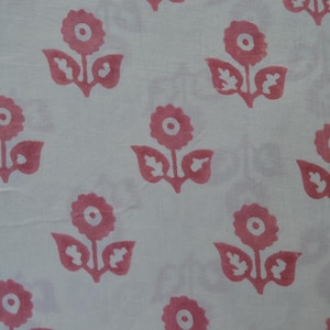 Tissu en coton rouge imprimé main : couture bohème, 44&quot; de large