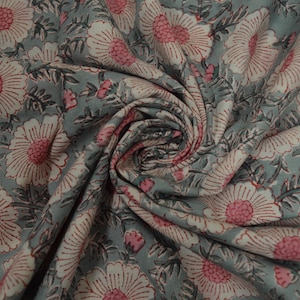 Tessuto di cotone stampato a mano con motivo floreale verde e rosa, venduto tagliato su misura, tessuto tessile indiano per sartoria femminile, materiale morbido, stile boho