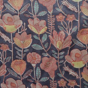 Pu&ograve; includere: Un tessuto blu scuro con un motivo ripetitivo di fiori rosa e gialli. I fiori hanno un aspetto stilizzato, disegnato a mano e sono circondati da foglie verdi.