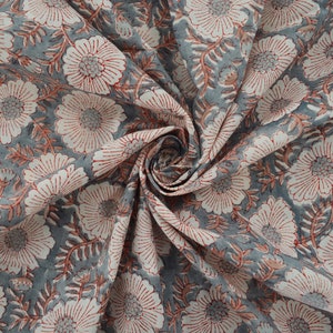 Tessuto di cotone floreale stampato a mano indiano Boho Chic, venduto tagliato su misura, sostenibile, realizzato eticamente per abbigliamento fai da te, arredamento per la casa