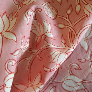 Bellissimo tessuto di cotone indiano con stampa a blocchi, floreale rosa, tagliato su misura, 100% puro cotone indiano, abbigliamento femminile, tessuto stampato a mano.