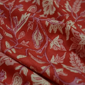 Tessuto indiano stampato a mano, splendido tessuto floreale rosa tagliato su misura, tessuto per abiti da donna, tessuto fatto a mano in 100% cotone per il fai da te