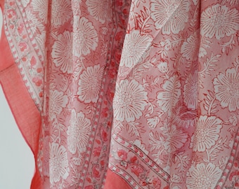 Handgemaakte katoenen sjaal/sarong met Indiase bloemenprint | Zachtroze voile omslagdoek | Elegante strandkleding en veelzijdig accessoire