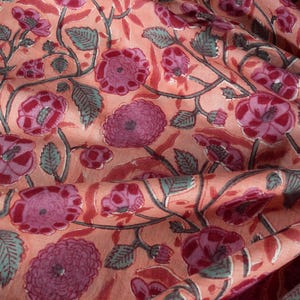 Bellissimo tessuto stampato a mano con motivi floreali, 100% cotone, tagliato su misura, per abbigliamento femminile, morbido tessuto assortito, tessuto per sartoria floreale.