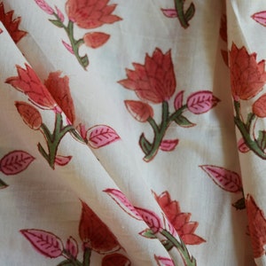 Bellissimo tessuto indiano con stampa a blocchi di rose rosse Tessuto tagliato su misura, stampa a blocchi floreali, tessuto da cucito per abiti da donna, tessuti stampati indiani