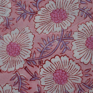 Bellissimo tessuto con stampa floreale a blocchi, tessuto indiano tagliato su misura con stampa floreale rosa, tessuto da cucito per abiti da donna, tessuti stampati indiani