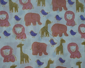 Puede incluir: Tela con un estampado repetido de animales de dibujos animados, incluyendo leones, elefantes, jirafas y pájaros. Los animales son de color rosa, dorado y morado sobre un fondo blanco. Adecuado para artículos infantiles.