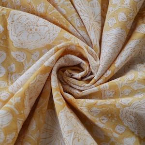 Bellissimo tessuto con stampa floreale giallo, tessuto indiano con stampa a blocchi, tessuto tagliato su misura, tessuto per abiti da donna, fatto a mano