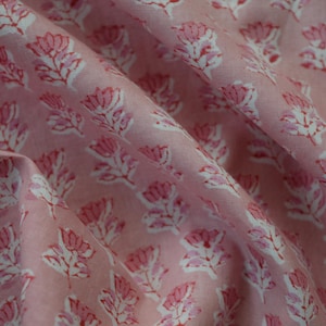Tessuto estivo in cotone stampato a mano con motivo rosa tenue, tessuto indiano stampato a blocchi venduto tagliato su misura, tessuto fatto a mano